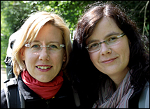 Die Autorin Manuela Herzhoff (rechts im Bild) und ihre Wandergefährtin
